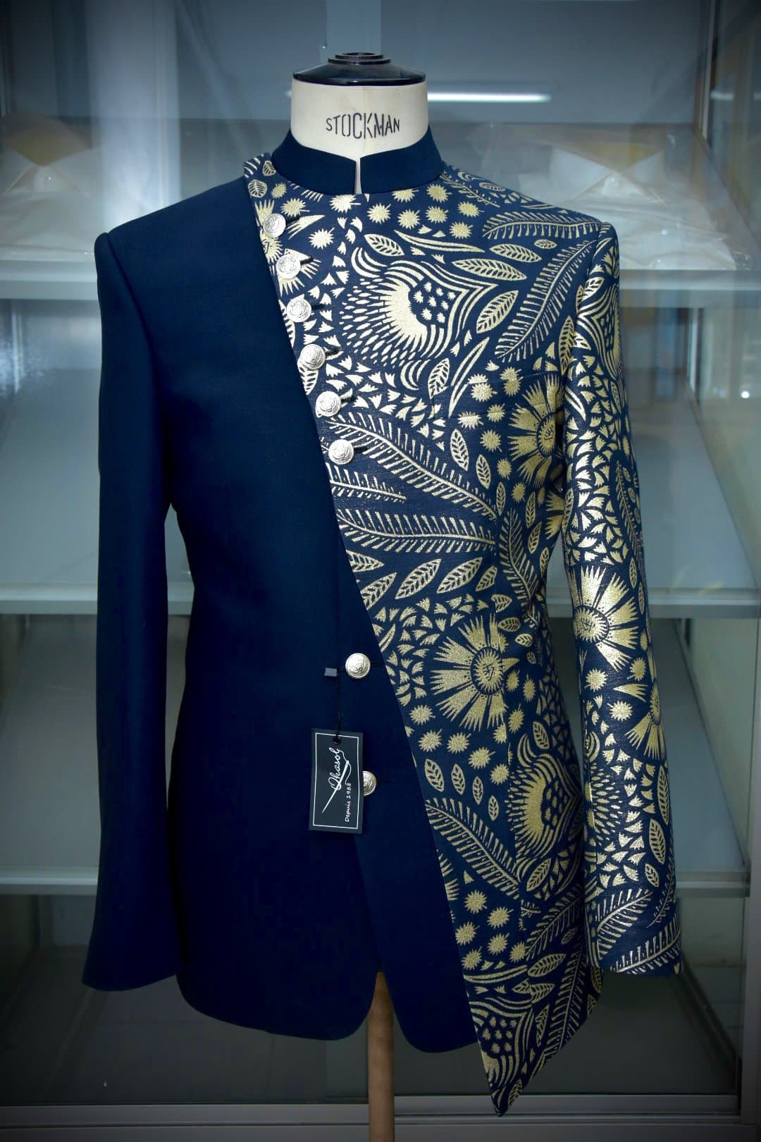 Veste asymétrique bleu nuit, brocart d'or, boutonnière diagonale