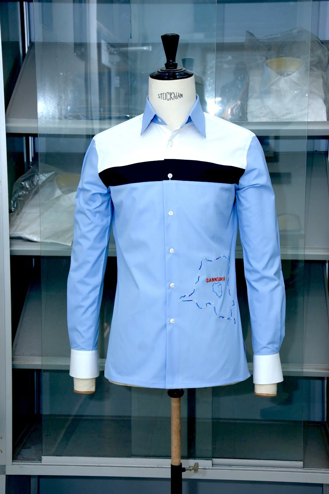 Chemise ciel à broderie territoire du Sankuru